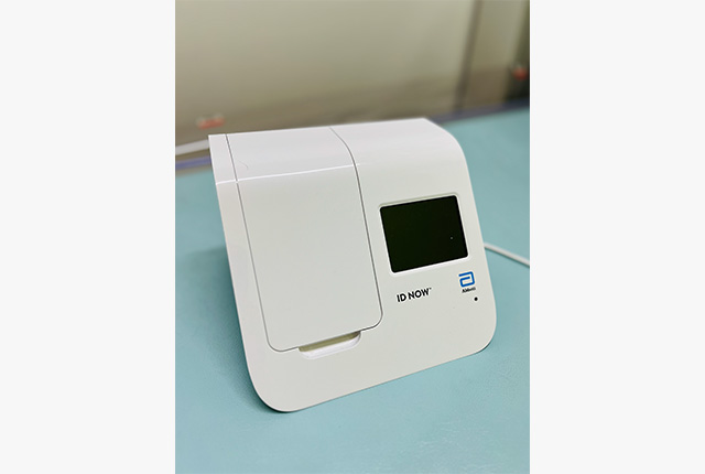 遺伝子検査機器「ID NOW（アイディー・ナウ）」
